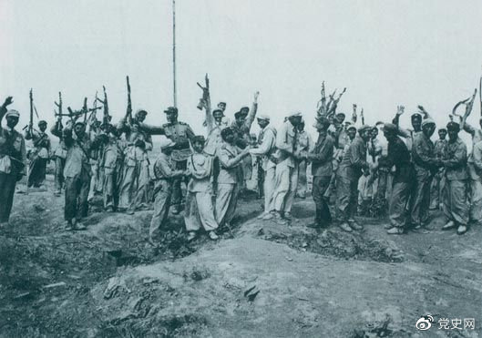 1953年7月28日，朝鮮人(rén)民軍來(lái)到(dào)志願軍陣地(dì / de)上(shàng)，互相祝賀、共同歡呼抗美鬥争的(de)偉大(dà)勝利。