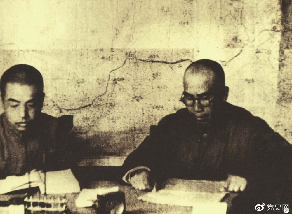 1945年8月，彭德懷任中央軍委副主席兼總參謀長，協助毛澤東、朱德指揮對日軍的(de)大(dà)反攻。圖爲(wéi / wèi)朱德和(hé / huò)彭德懷在(zài)延安。