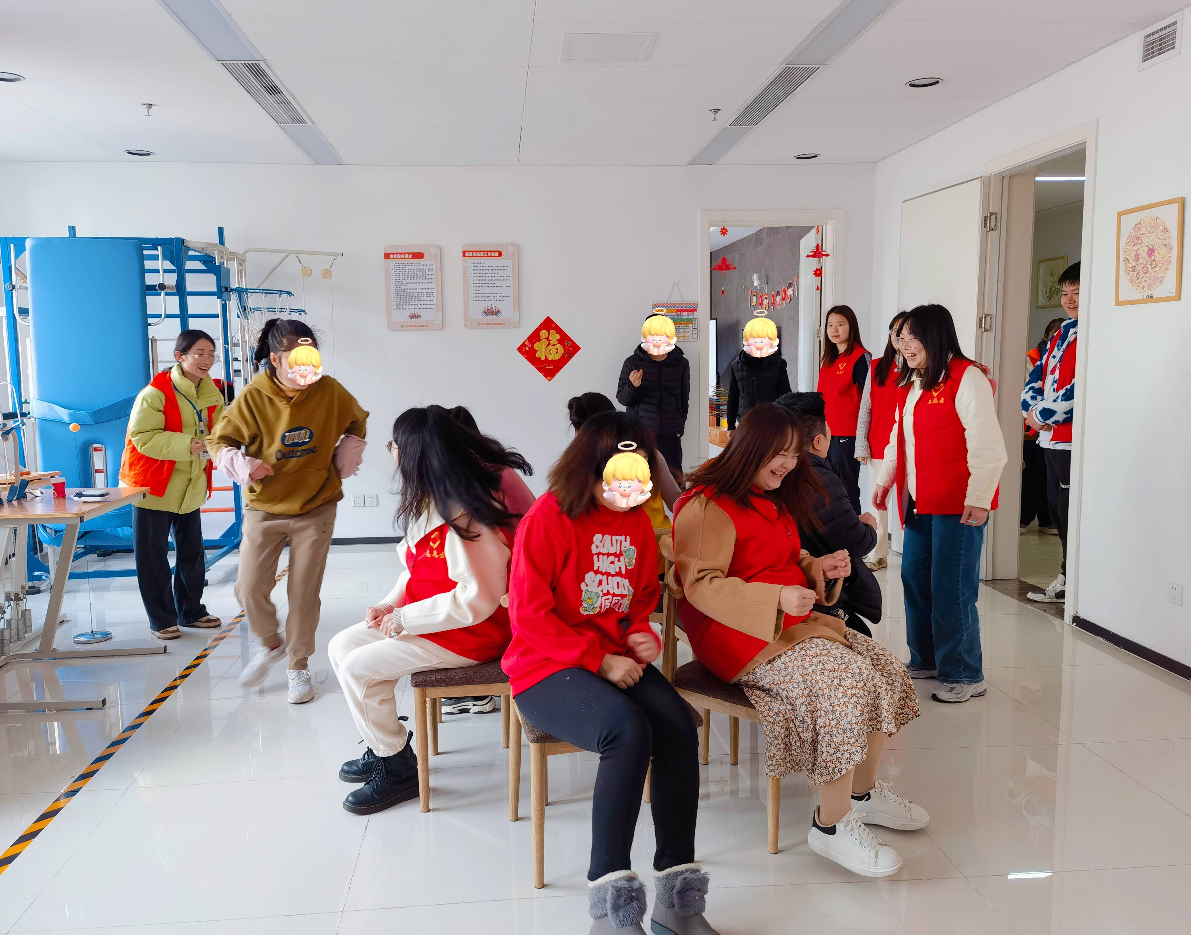 時(shí)間：3月1日下午    地(dì / de)點：肖家河街道(dào)融樂陽光家園    人(rén)物：蜀興智能公司志願者、殘障人(rén)士    事件：志願者同殘疾人(rén)遊戲互動2(1).jpg