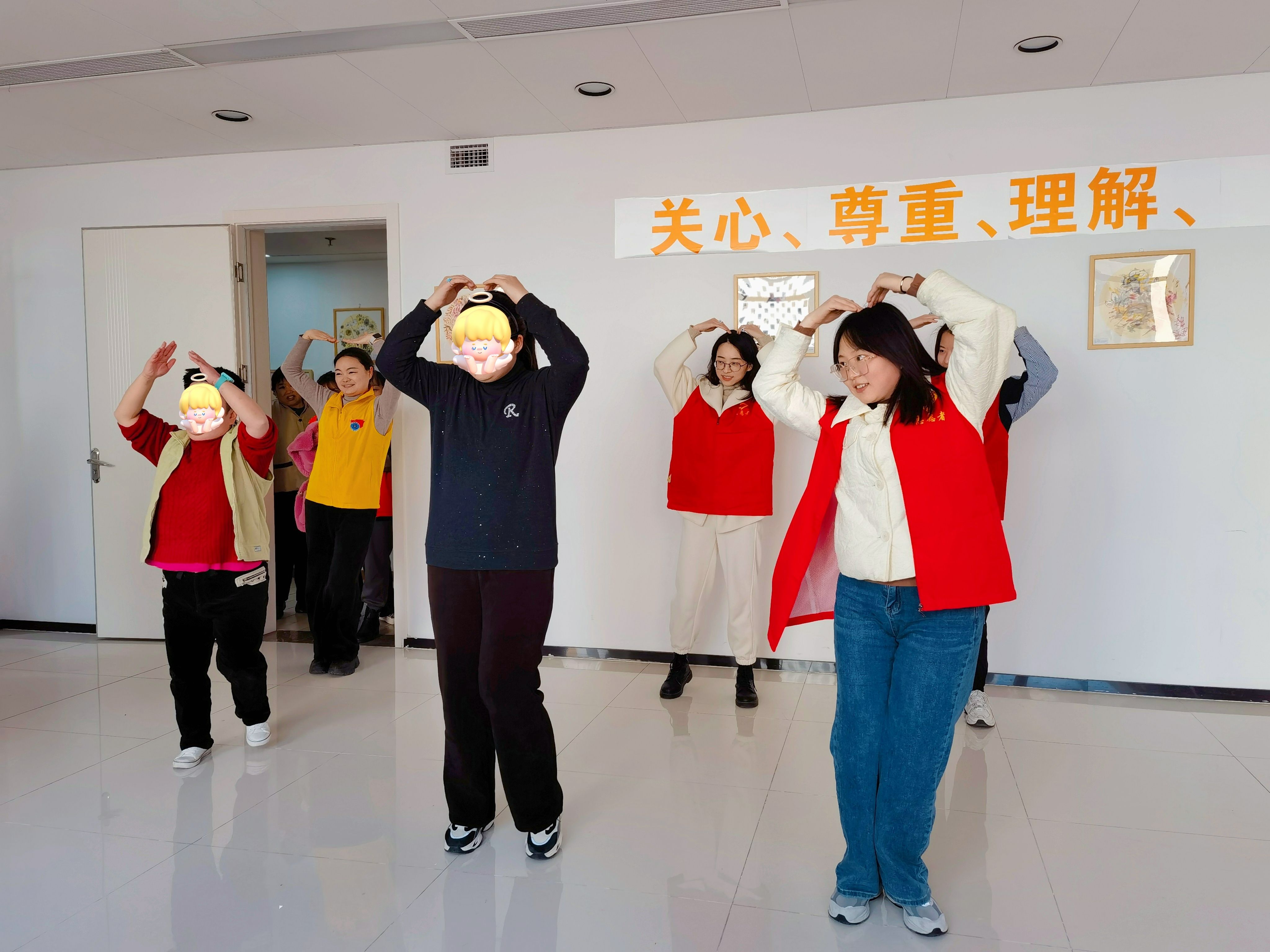 時(shí)間：3月1日下午    地(dì / de)點：肖家河街道(dào)融樂陽光家園    人(rén)物：蜀興智能公司志願者、殘障人(rén)士    事件：志願者同殘疾人(rén)遊戲互動1(1).jpg